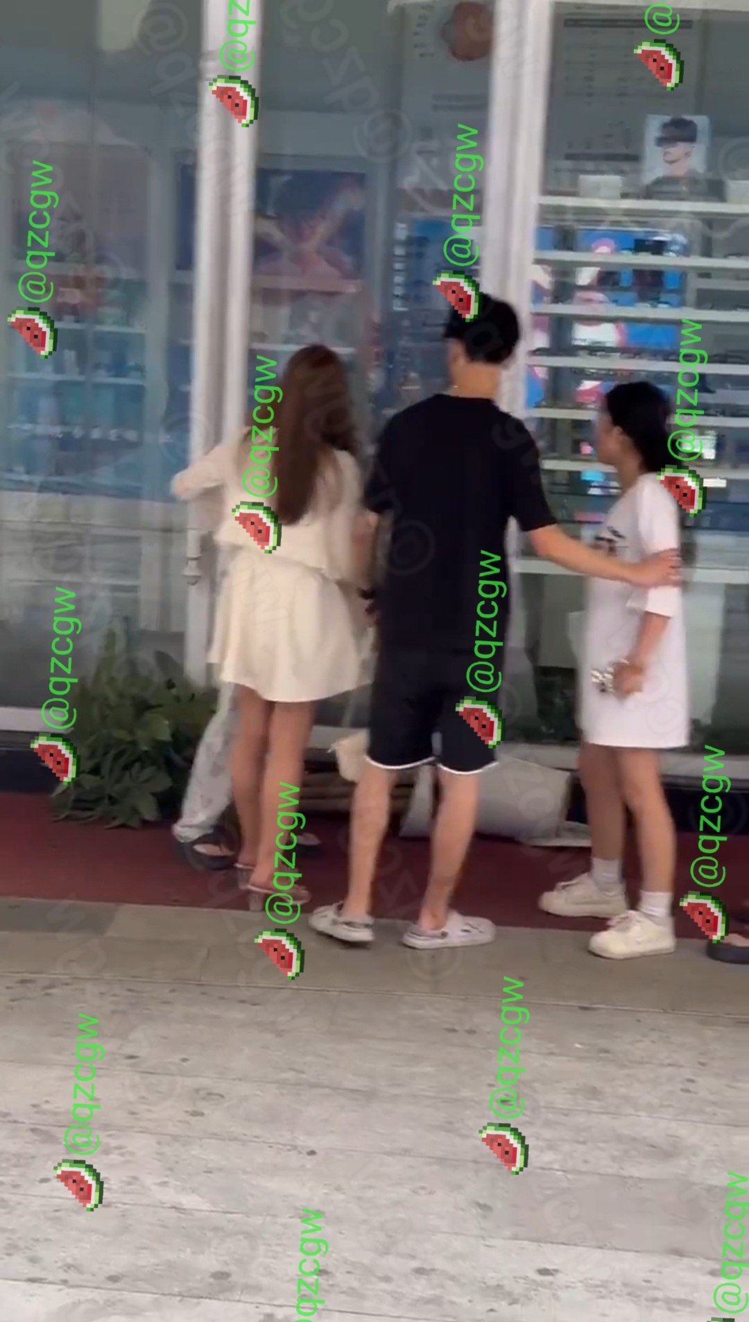 商场户外多名染发潮流少女发生激烈肢体冲突多人被按倒在地互撕头发