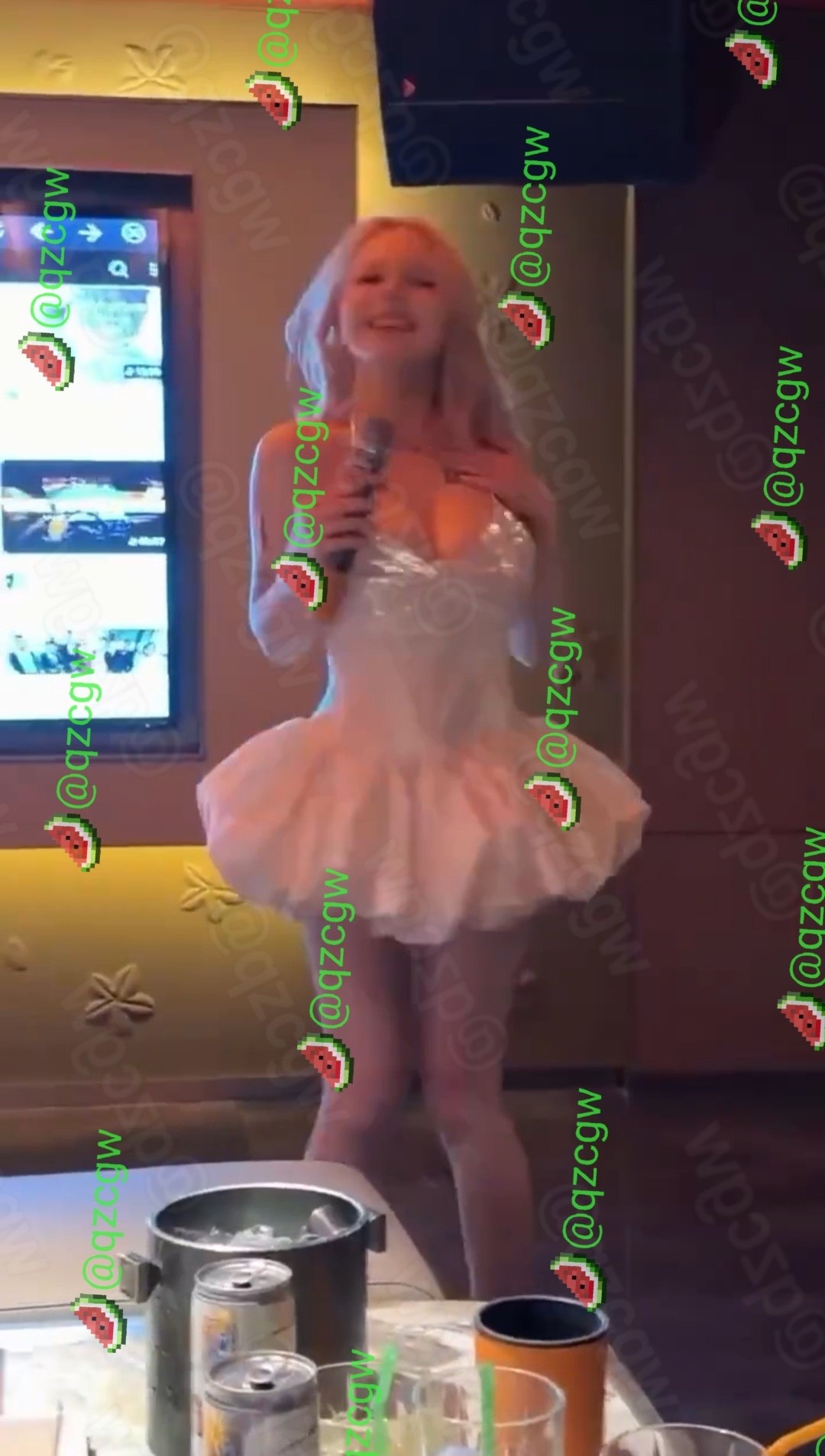 金发碧眼洋妞现身越南KTV包厢身着白裙热舞扭动腰臀