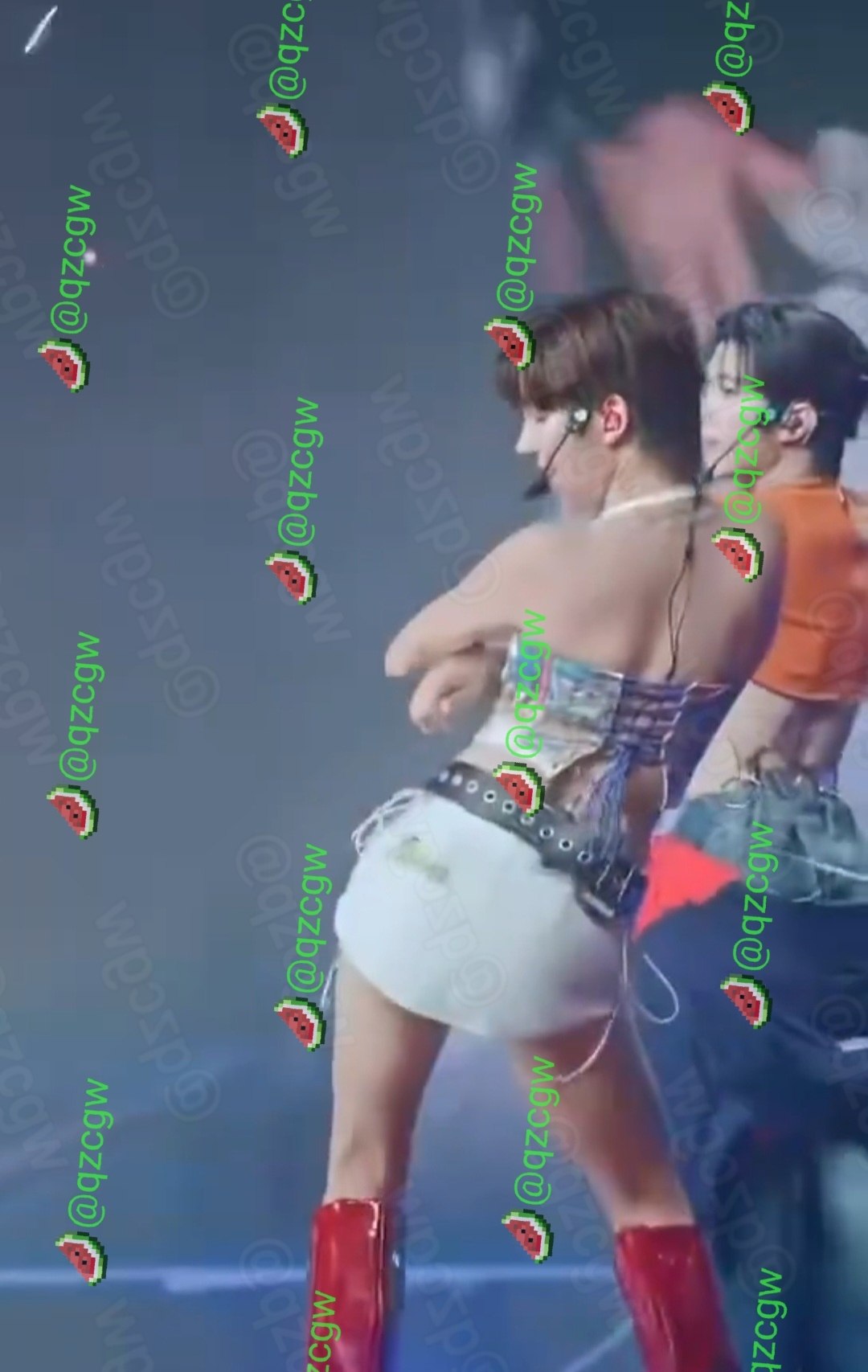 男偶像身着露腰吊带与超短热裤在演唱会热舞扭胯引发女性粉丝疯狂尖叫