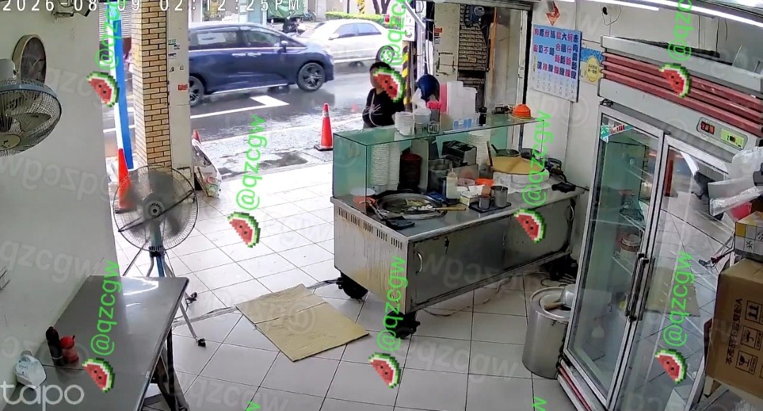 新竹一名黑衣短裤女子潜入无人小吃店翻找财物并塞入粉色小包