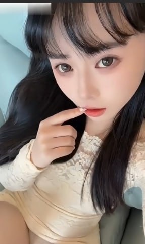 拥有五十万粉丝的网红欣老板因私密视频被金主泄露而陷入舆论漩涡