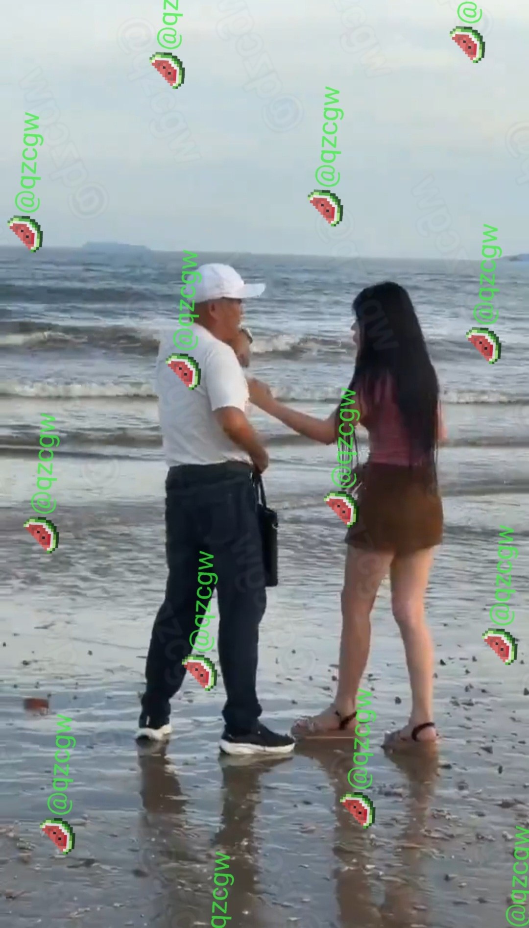 海边度假情侣因手机查岗引发激烈争吵并于沙滩泥地扭打成泥人