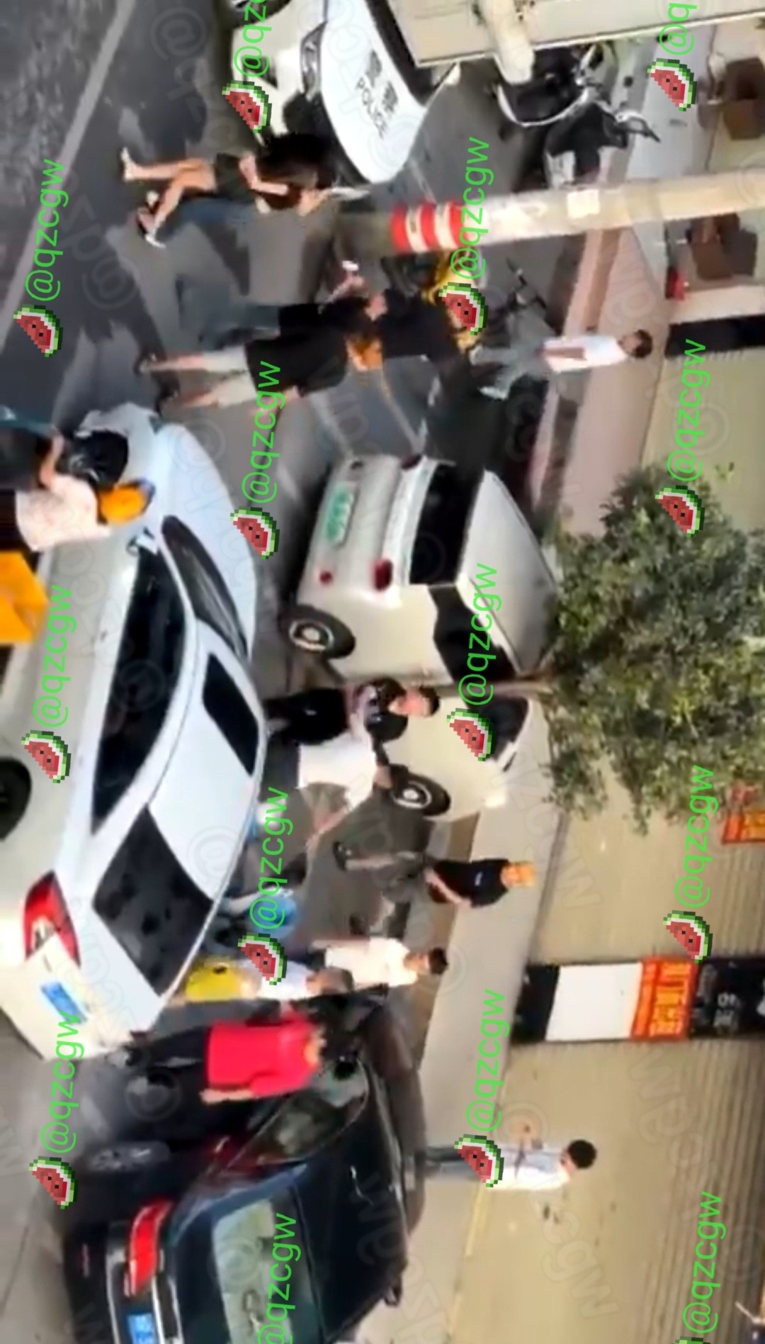广西玉林街头发生激烈肢体冲突多名精神小伙参与群殴导致现场混乱