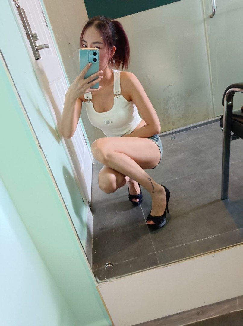 身材火辣的御姐级女性身着开档黑丝制服遭金主深度调教