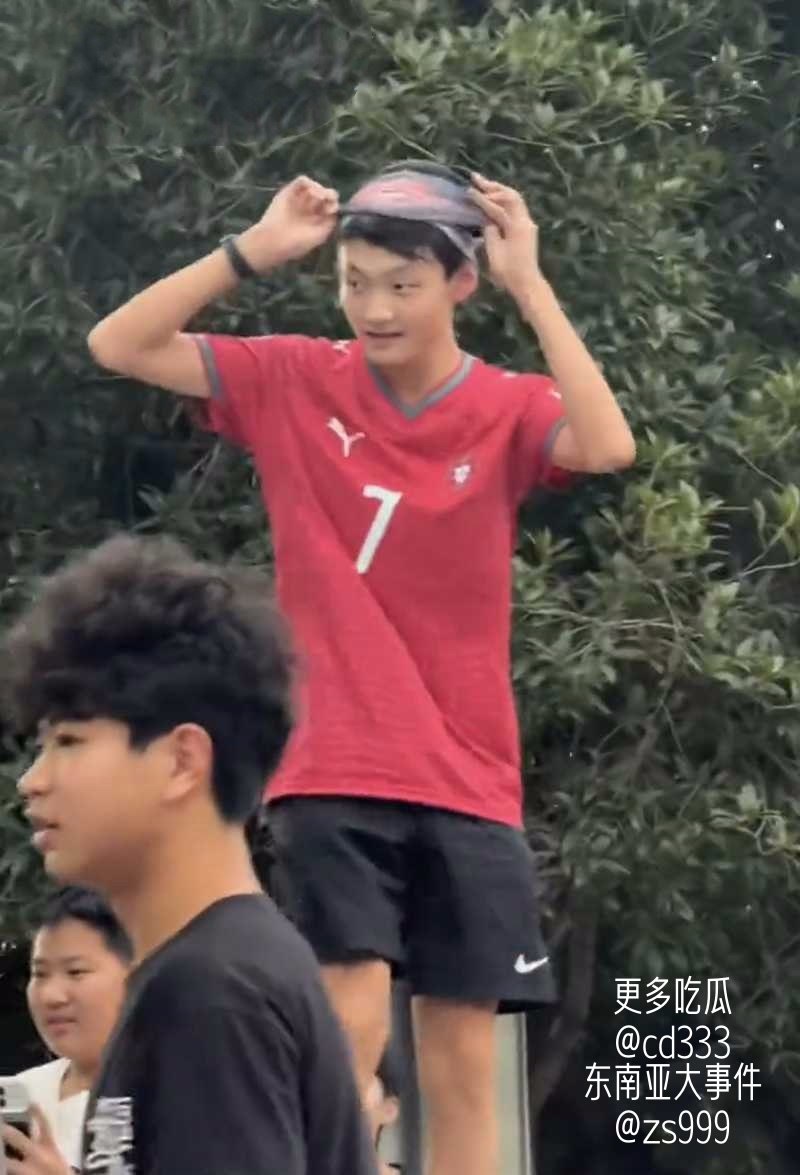时代峰峻版权纠纷升级引发重庆线下冲突粉丝与路人发生激烈肢体碰撞