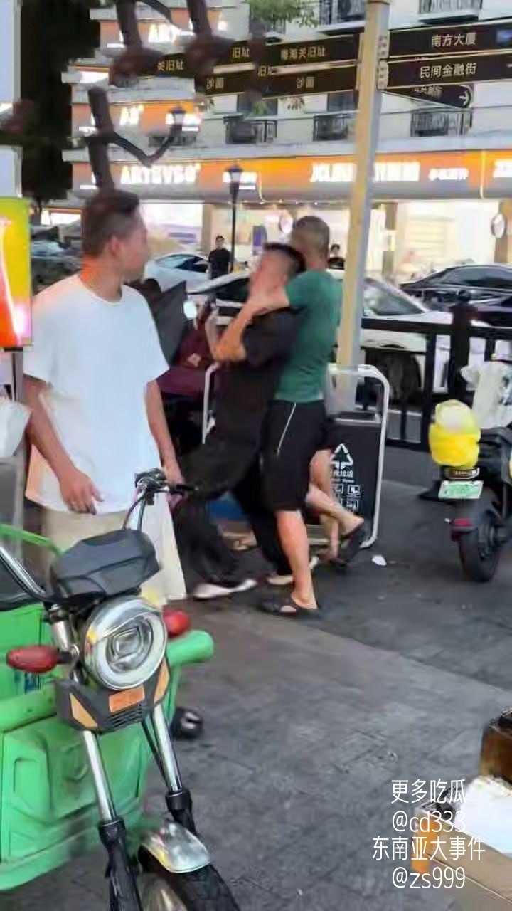 广州南方大厦七夕街头两男争夺一女引发肢体冲突现场失控