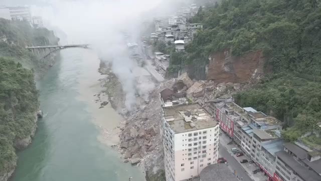 重庆彭水三桥发生突发性山体垮塌导致人员被掩埋