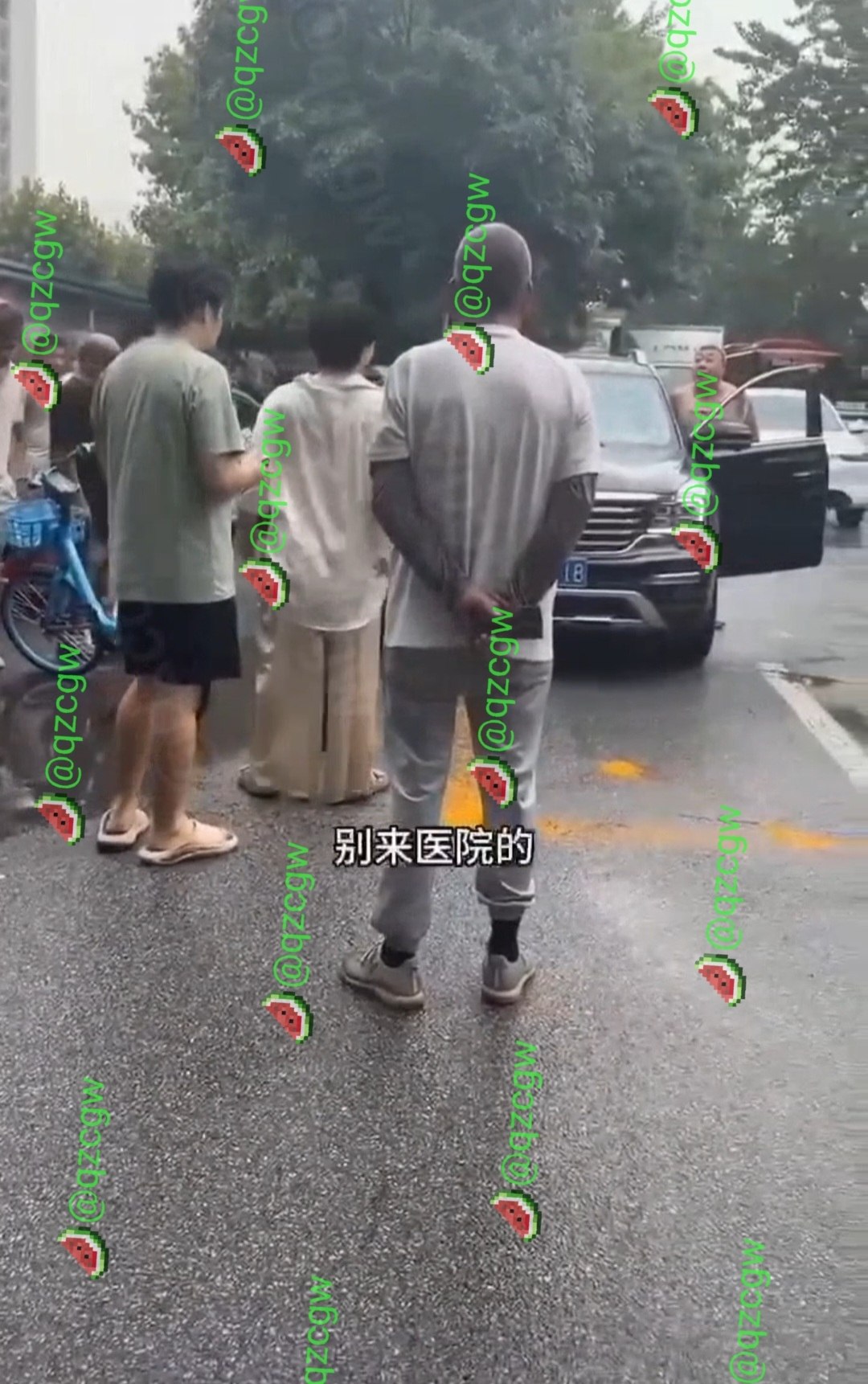 医院门口因车辆挡路引发激烈冲突壮硕中年男子遭大妈暴力殴打