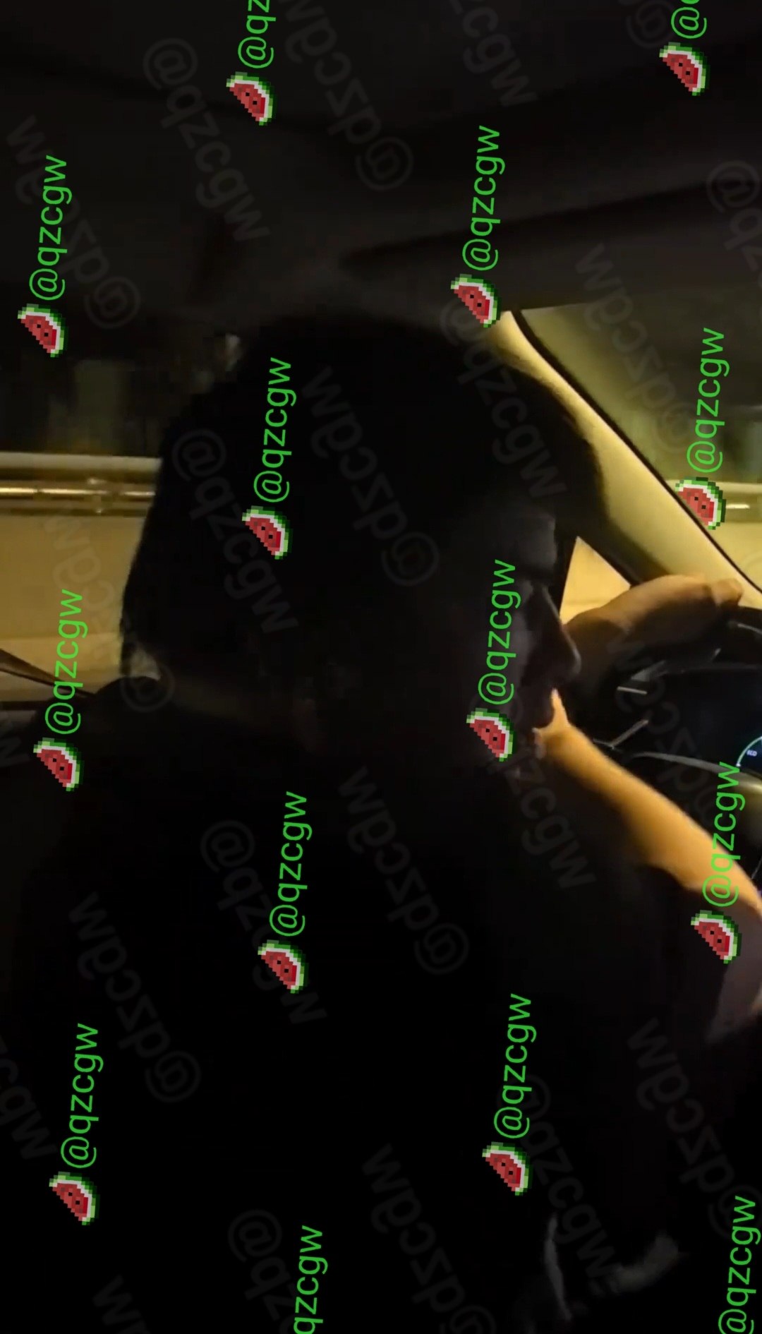 福州深夜网约车司机突发身体抽搐导致车辆失控乘客全程拍摄记录