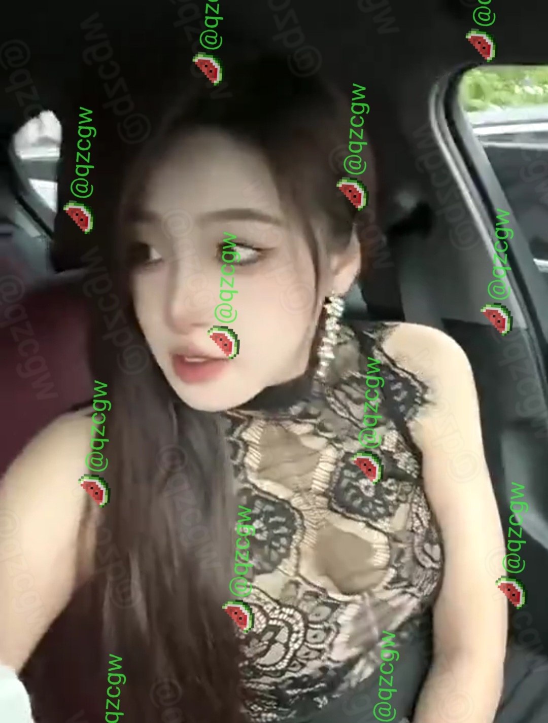 黑蕾丝美女车内拒绝男友递来的月薪现金直言要的是爱