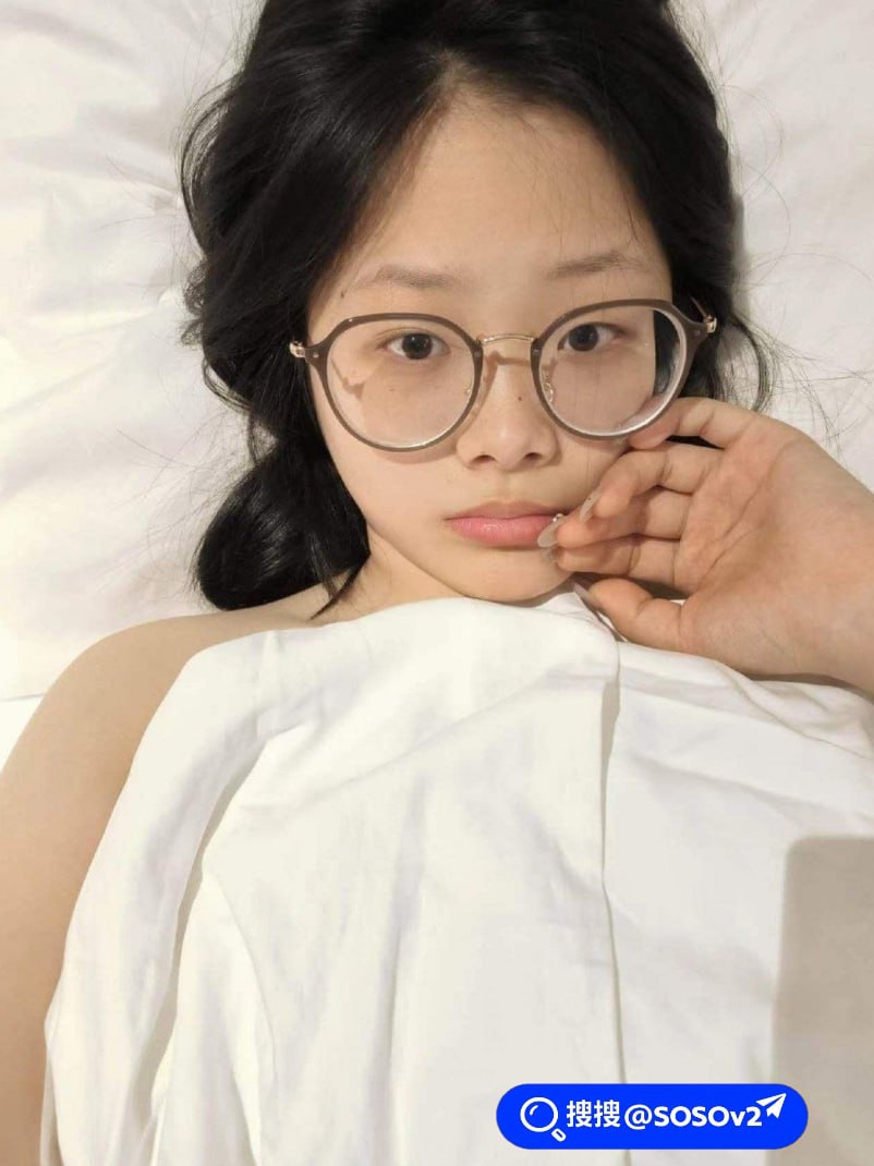 贵阳清纯女子罗依玲异地恋期间通过自慰视频勾引男友并发生无套性行为