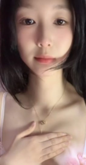 抖音擦边网红小姐己吖首次露脸发布福利视频展示夸张身材与情欲瞬间