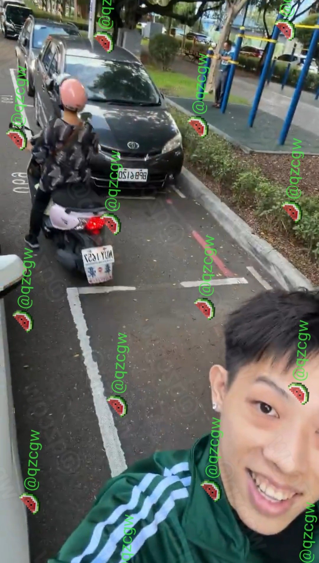 台中北区阿嬷骑粉色摩托车强占汽车格,年轻男子边吃边拍对质
