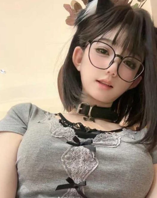 眼镜嫩妹通过百变造型展示丝足诱惑并进行裸舞自慰的福利视频流出