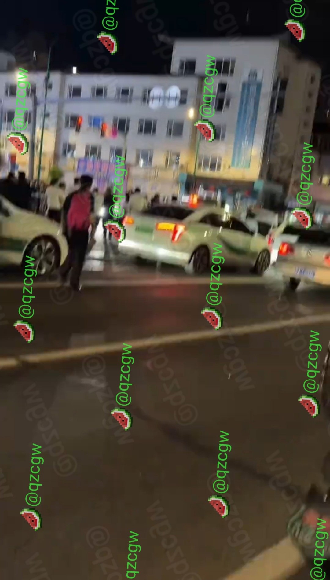吉林榆树发生三车连环撞事故,私家车与出租车因抢行红绿灯导致车毁人伤