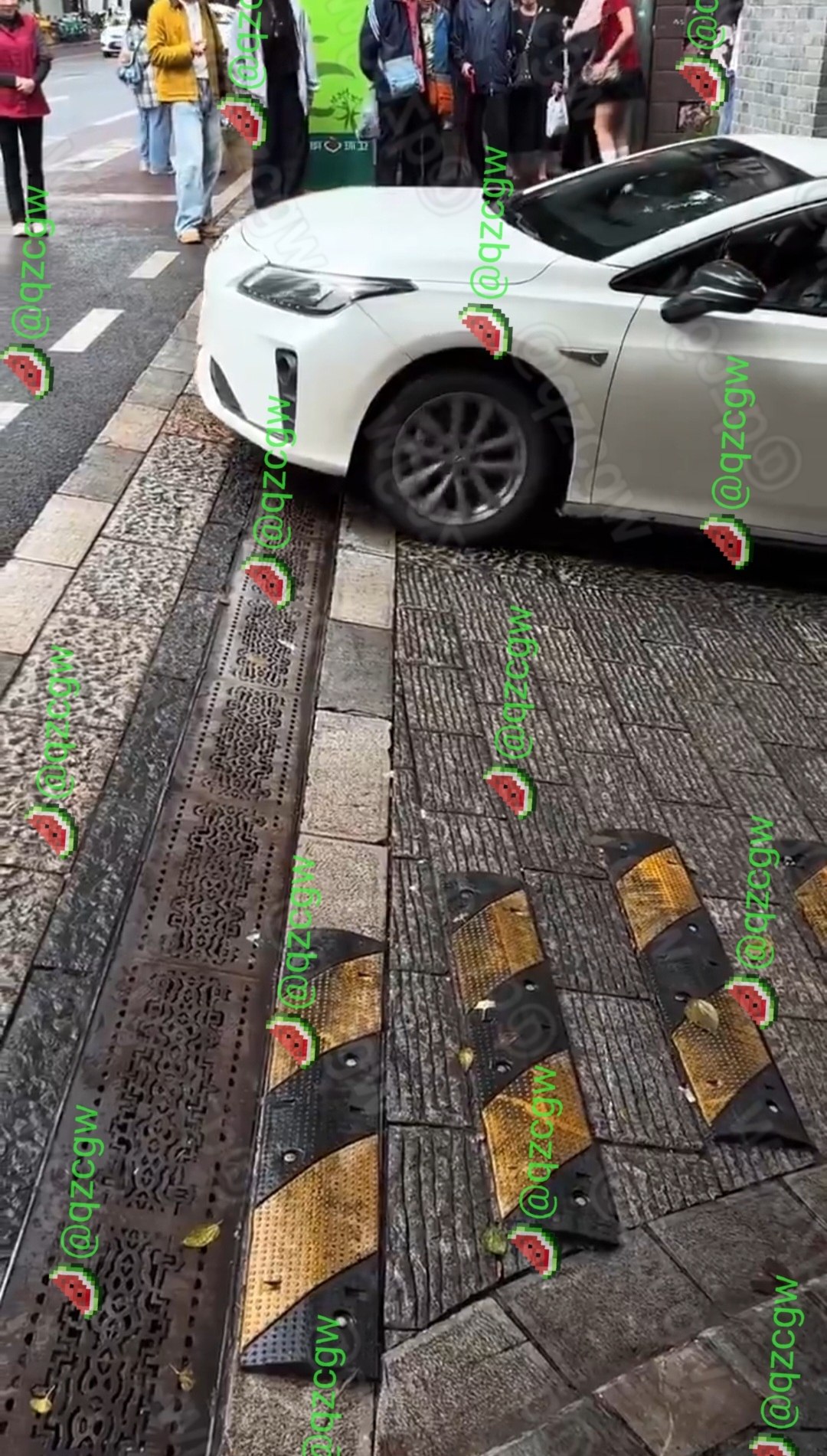 国产纯电轿车雨后试图攀爬陡峭石板路时因前驱动力不足导致轮胎空转卡死