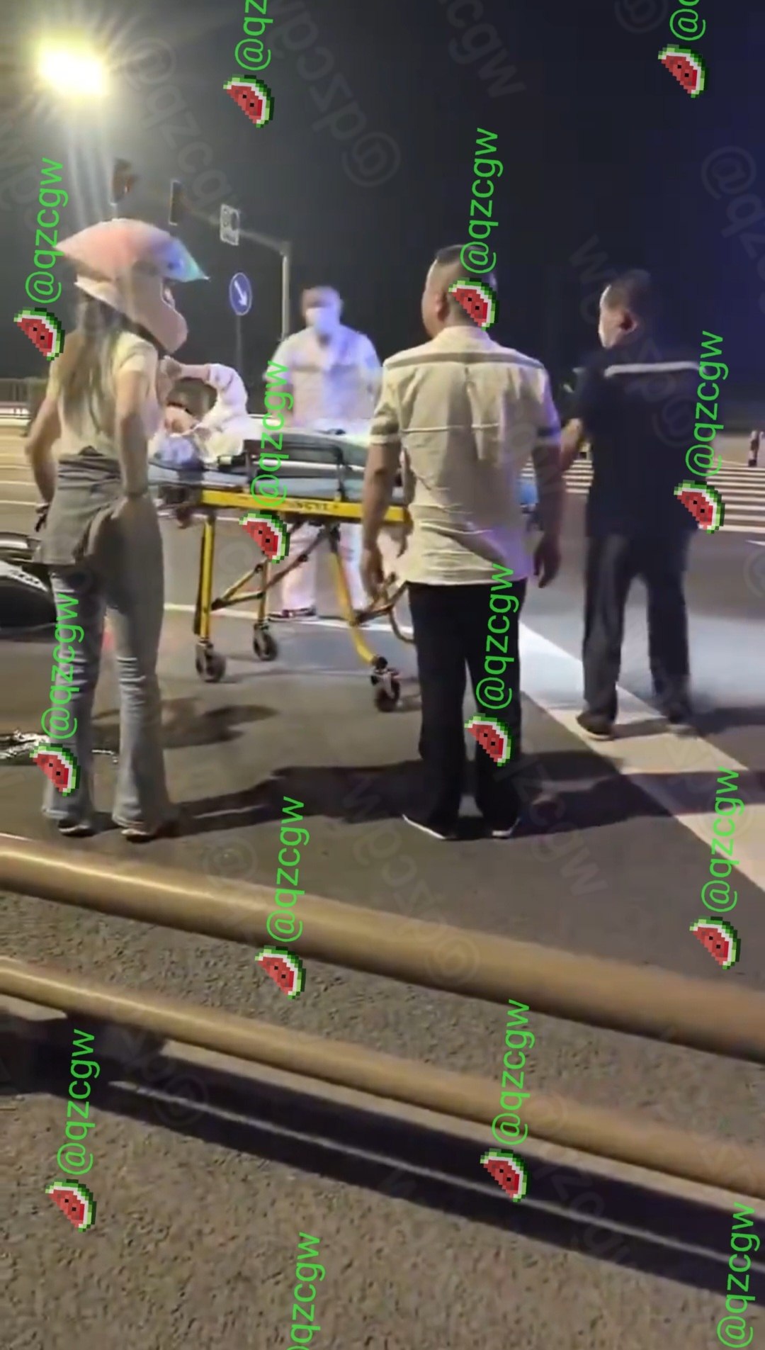 深夜女骑手驾驶摩托车失控翻车导致腿部严重骨折被紧急送医