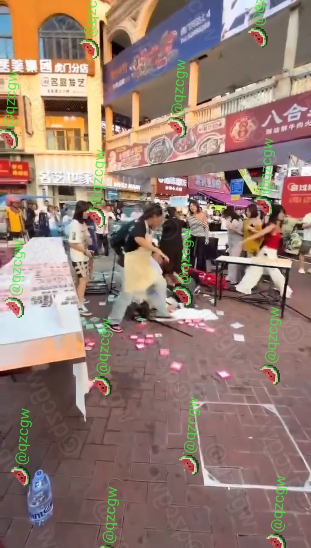 广东东莞虎门金街多名年轻女子街头互殴掀翻摊位导致现场一片狼藉
