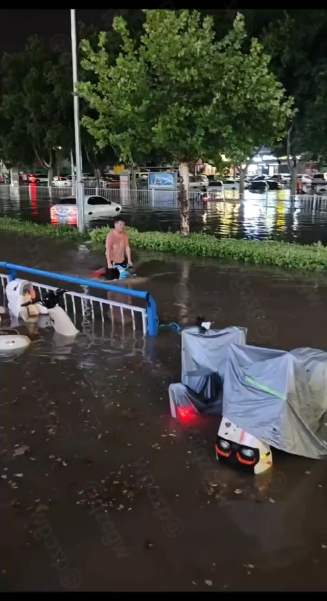 河北石家庄遭遇突发强降雨导致城市内涝多辆汽车被积水淹没