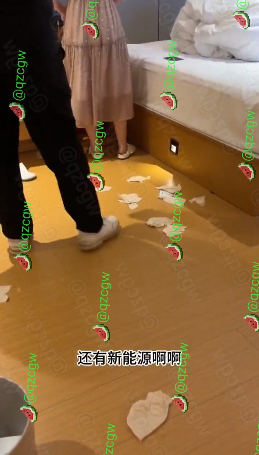 快捷酒店内男女出轨被当场堵门抓获现场床铺凌乱纸巾满地