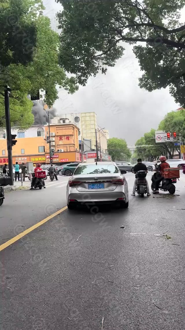 上海闵行虹梅路吴中路路口突发猛烈火灾导致多间店铺被焚毁