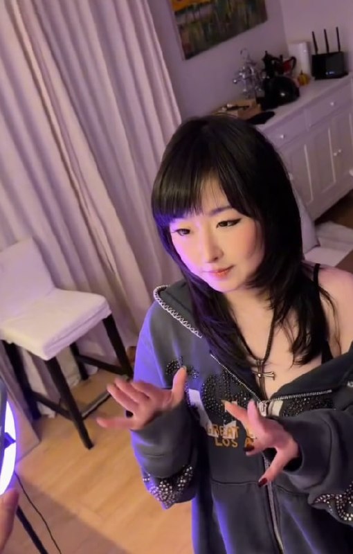 推特知名福利姬魅魔PuPu直播抖音时遭男友突袭进行深喉与颜射性爱