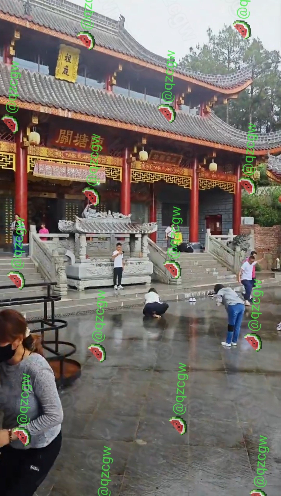 陈塘关雨中寺庙广场惊现大爷大妈魔性求法动作宛如修仙现场