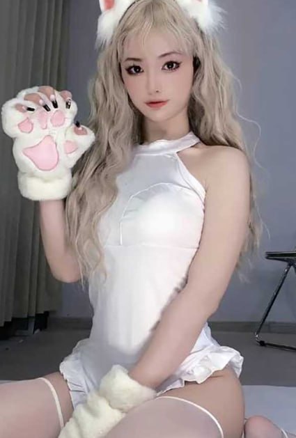 某女主播开启双视角直播通过穿戴肛塞链珠与湿身舞姿进行高尺度自我调教