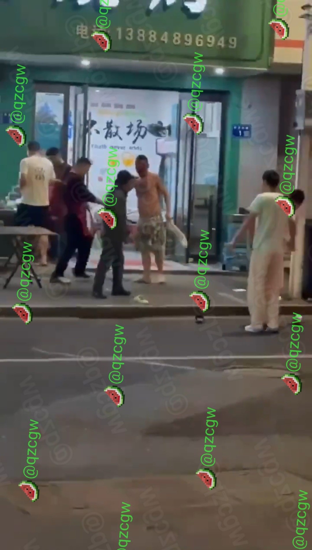 山东临沂烧烤店门口醉酒光膀子男子情绪失控挑衅引发多人围殴
