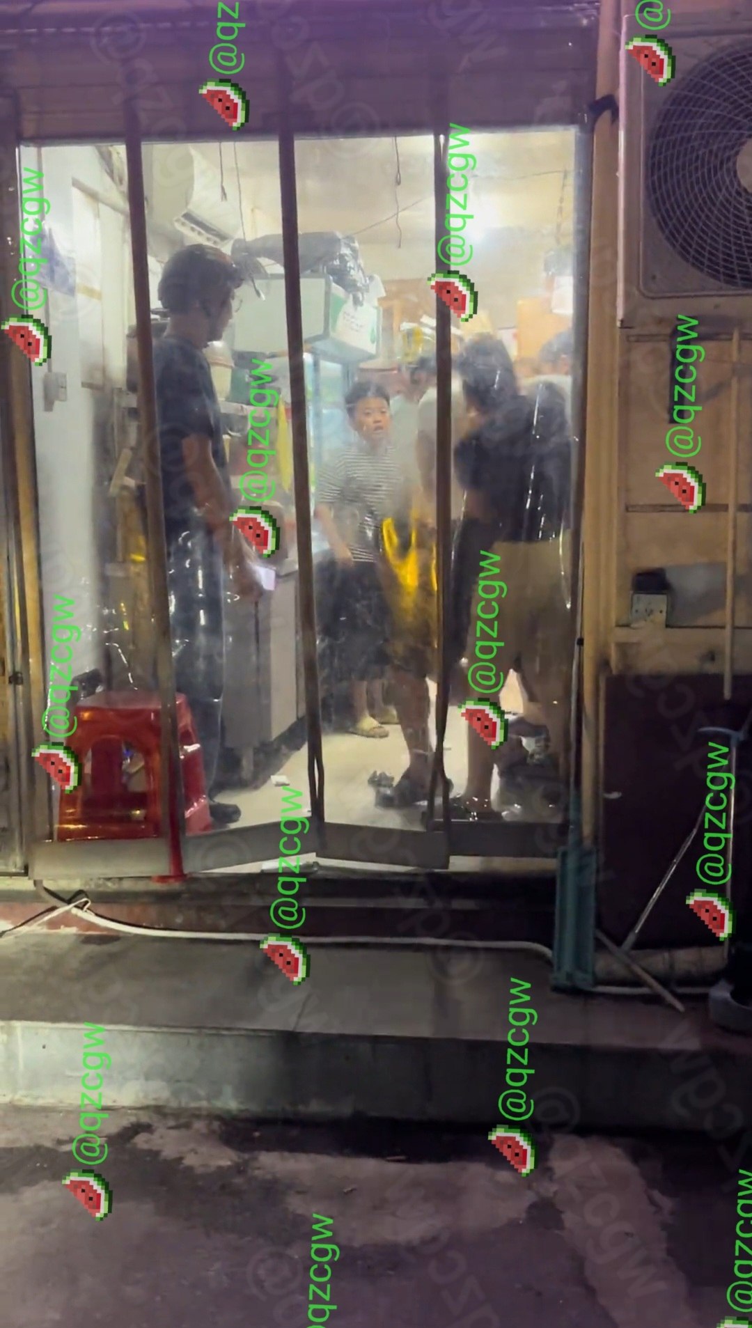 上海某餐饮店深夜订单爆增引发肢体冲突导致店内混乱及外卖订单全额取消