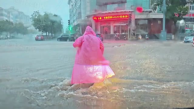 山西大同浑源县城遭遇突发强降雨导致街道积水成河并冲倒行人