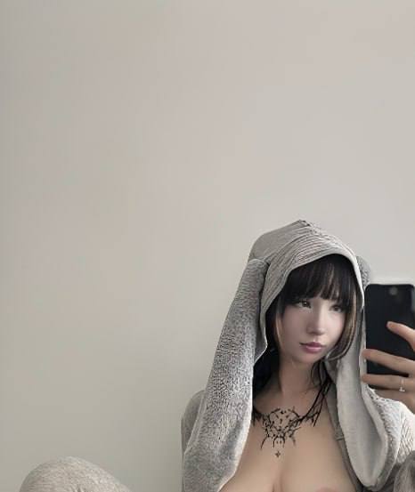 欧美福利姬Kiakuromi发布哥特风自慰视频展示白虎私处与假阳具性爱细节