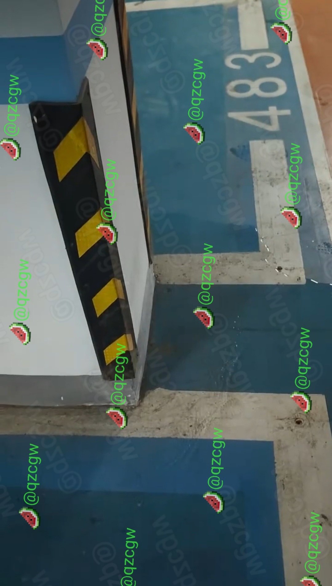 浙江湖州吴兴区某小区地下车库柱子渗水碎裂疑似筏板基础结构破坏