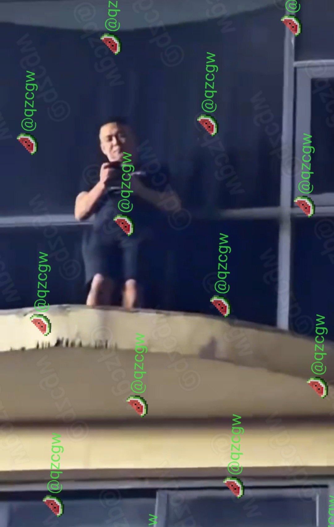 七夕佳节男子酒店偷情被妻堵门后翻窗逃生却在楼下被当场抓获