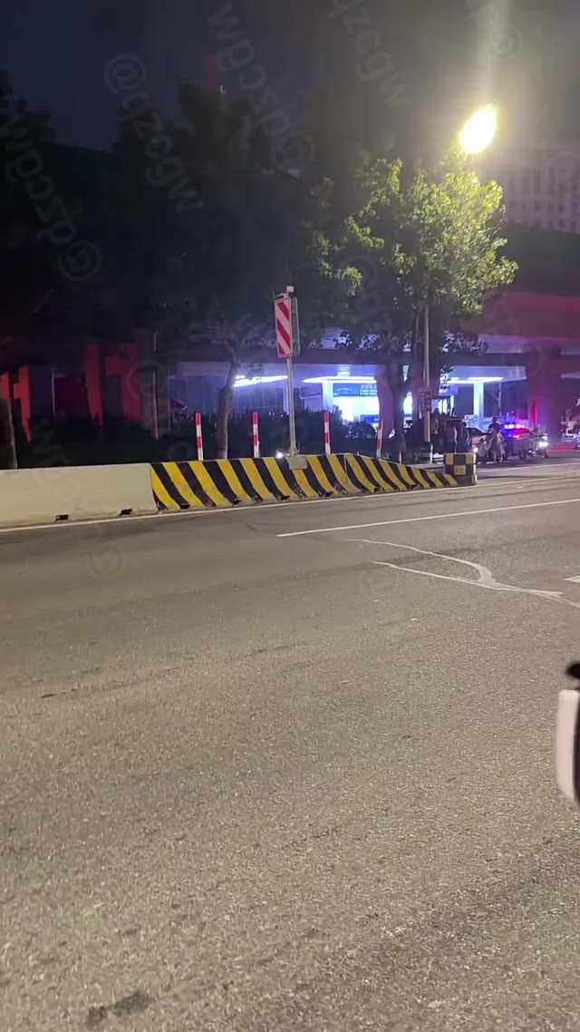 山东青岛城阳青特小镇附近加油站旁突发火灾现场黑烟滚滚消防车紧急处置