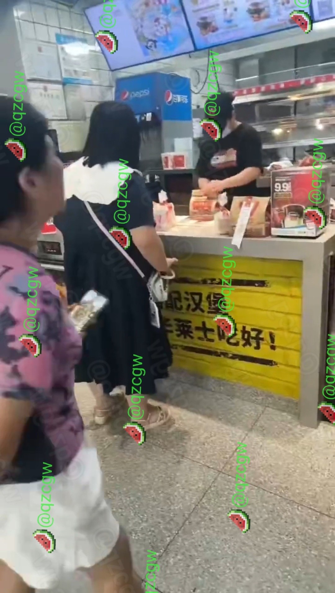 华莱士女顾客不满服务当众僵持柜台并拨打电话向外寻求支持