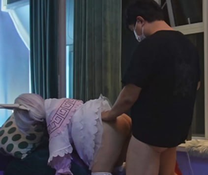 清纯双马尾网红小果果被肥胖金主包养并在摩天轮进行户外露体调教
