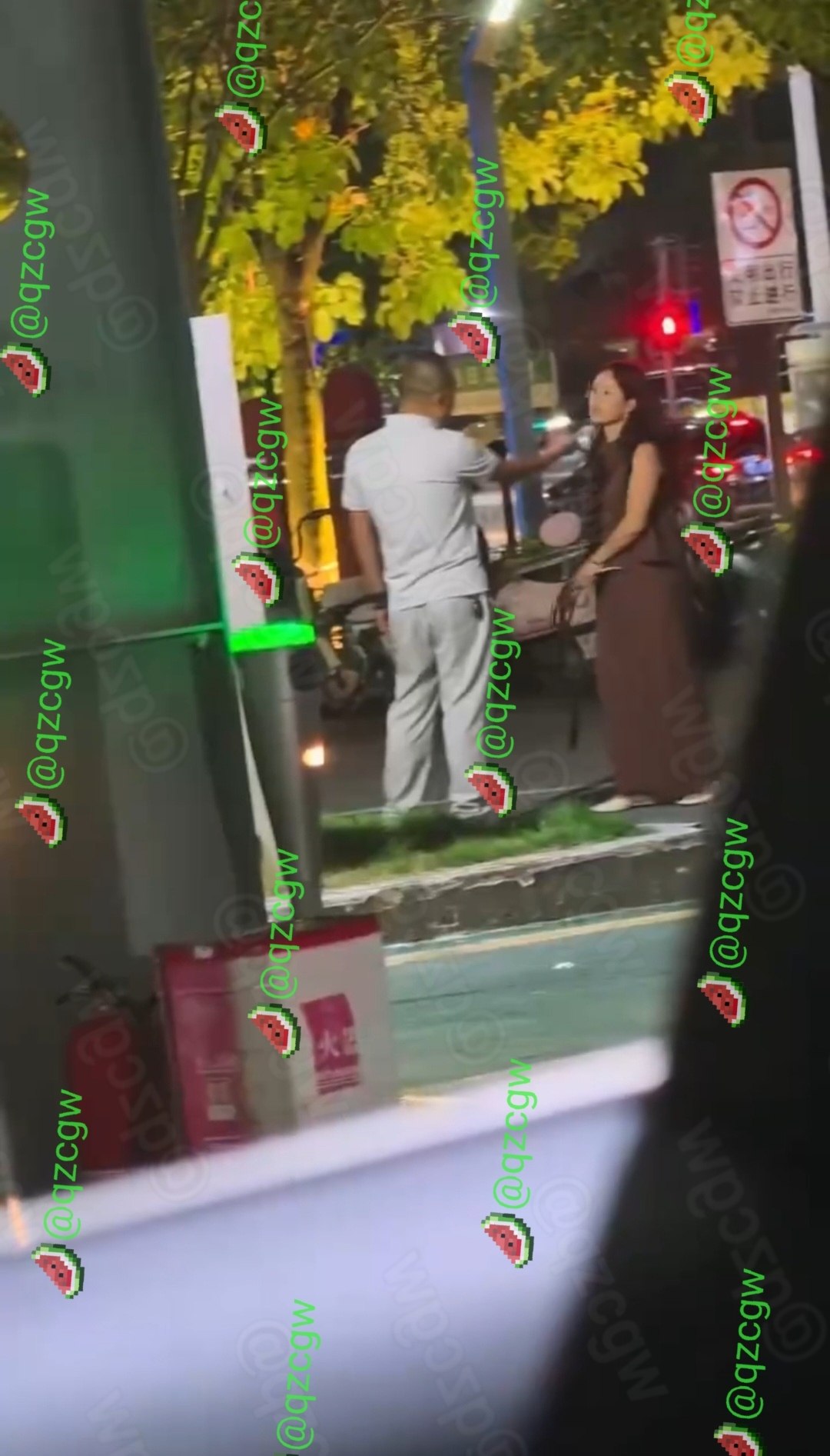江西上饶街头深夜惊现暴力冲突棕裙女子手持长棍当街暴打中年丈夫