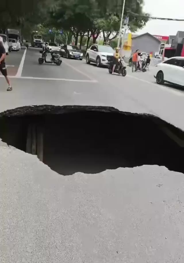 北京市丰台区东王佐公交车站于7月16日下午突发地面塌陷形成深坑