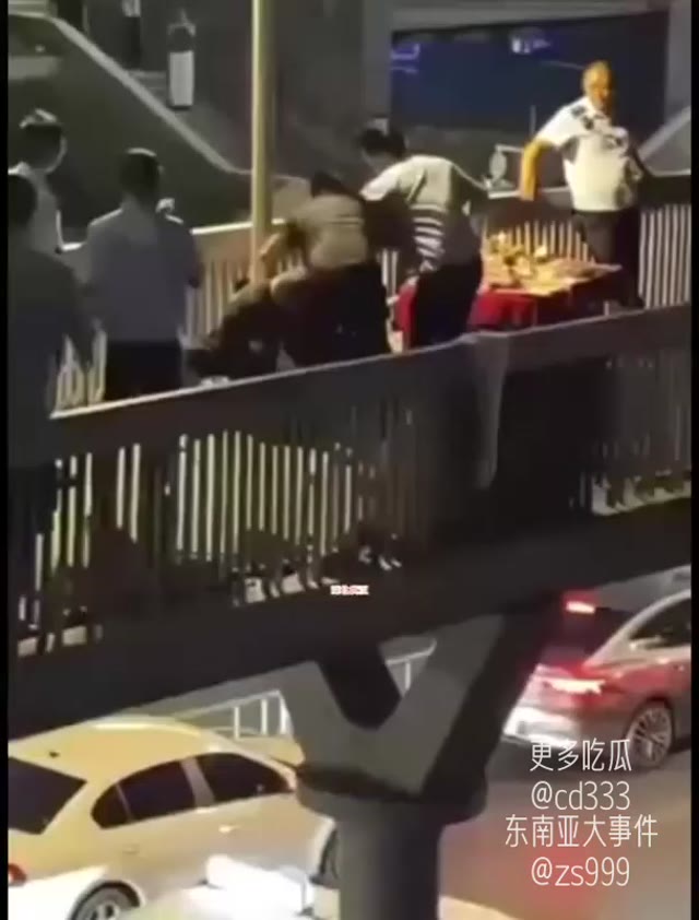 武汉城管执法人员与天桥摊主发生肢体冲突导致双方互殴视频流出