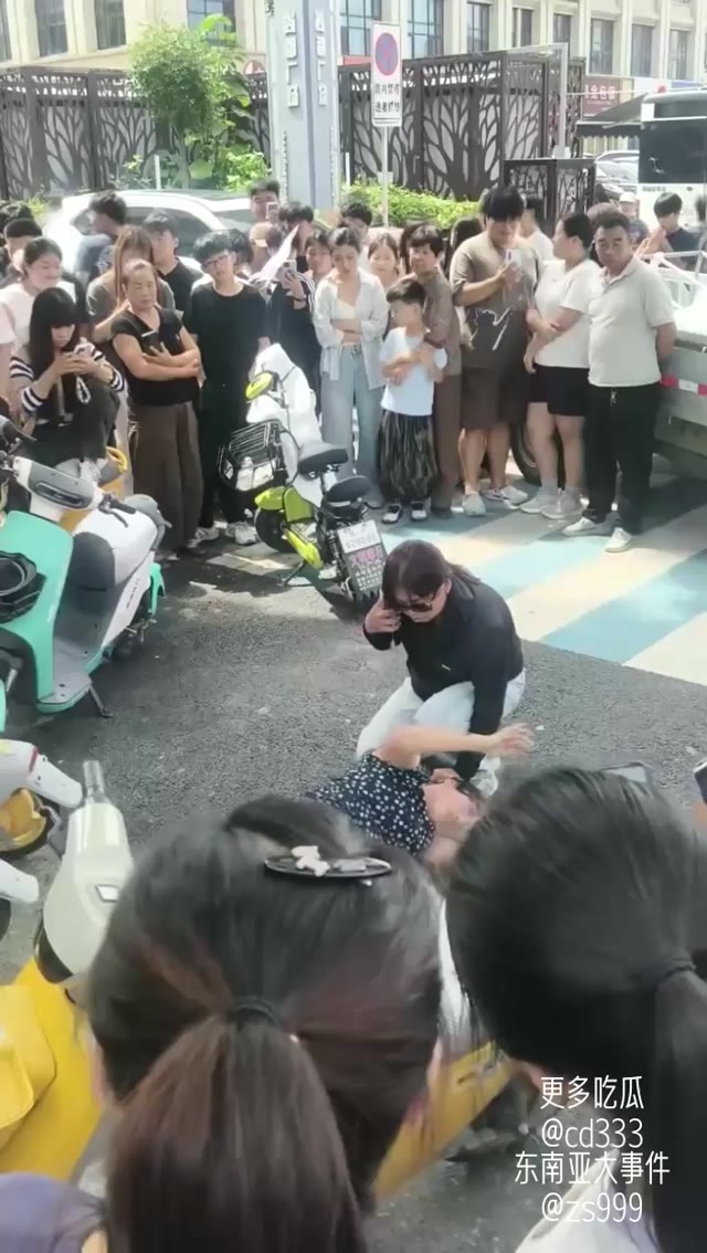 河北保定一女子街头拦截车辆当众抓奸导致交通瘫痪最终被警方带走
