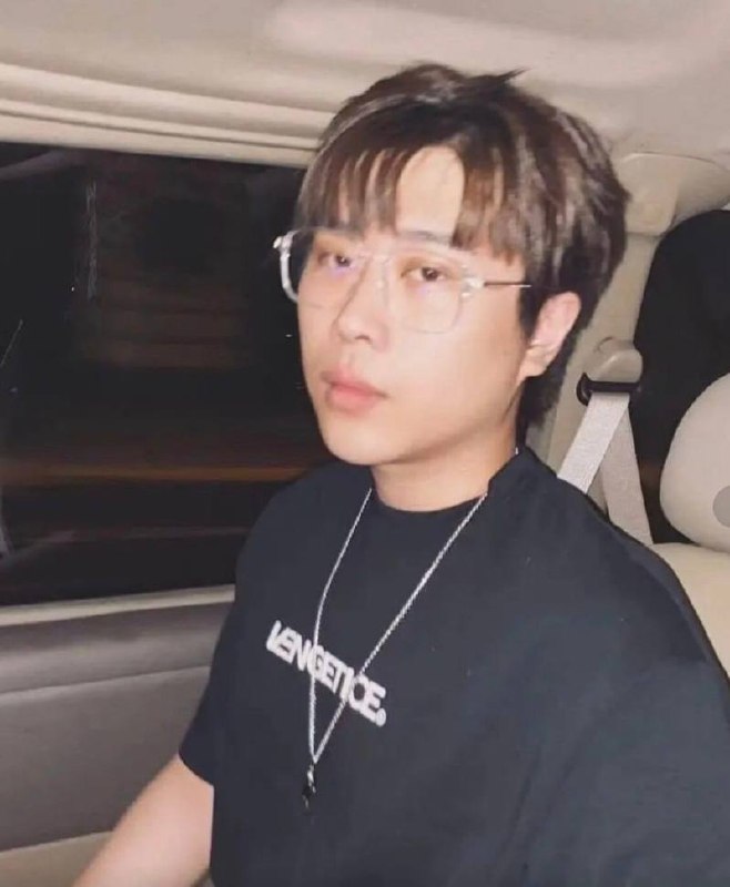 前职业选手卢本伟闪婚抖音网红巴旦木公主引发AI低俗造谣风波
