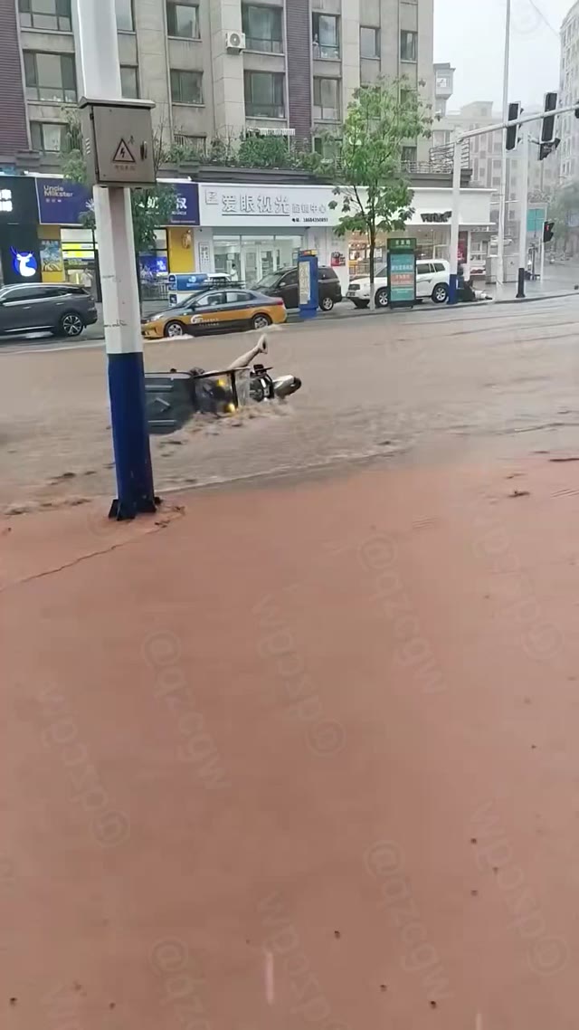 吉林通化经历长达二十余日干旱后突降暴雨导致市区多处路段积水成河