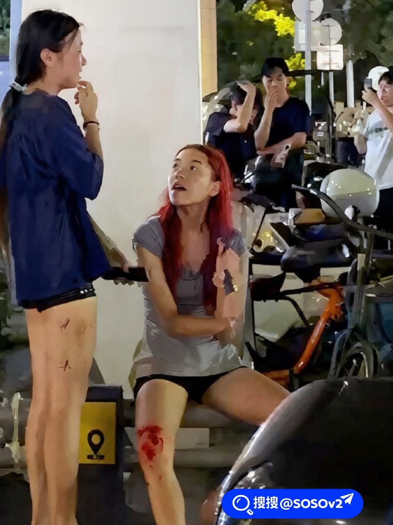 温州瑞安红发女子在吾悦广场厕所砸门喊抓奸却被曝分手后纠缠前任