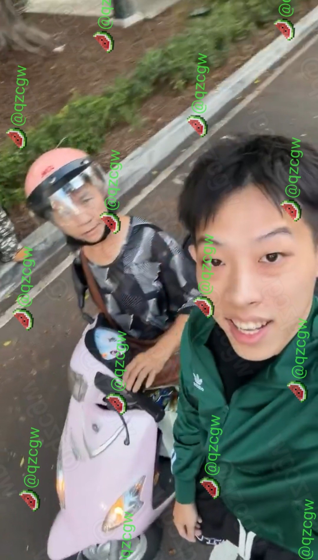 台中北区阿嬷骑粉色摩托车强占汽车格,年轻男子边吃边拍对质