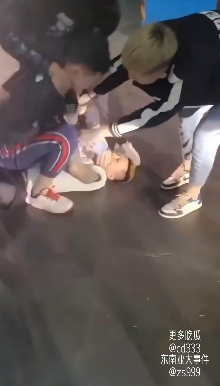 精神小伙地下车库主动挑衅叫嚣被对方一脚踹飞数米远当场懵掉