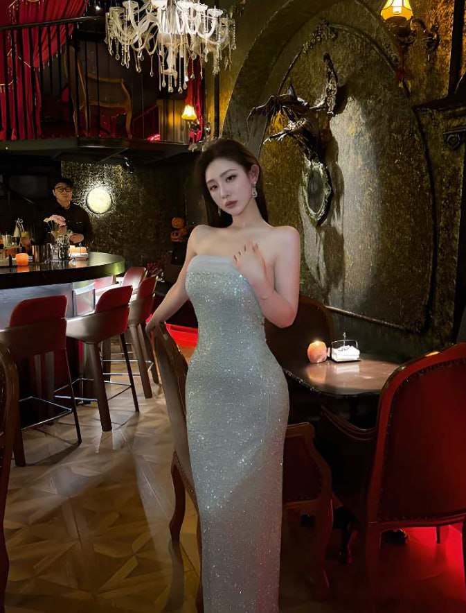 抖音网红不爱笑的赛琳发布情趣写真通过丰胸肥臀动作挑逗观众