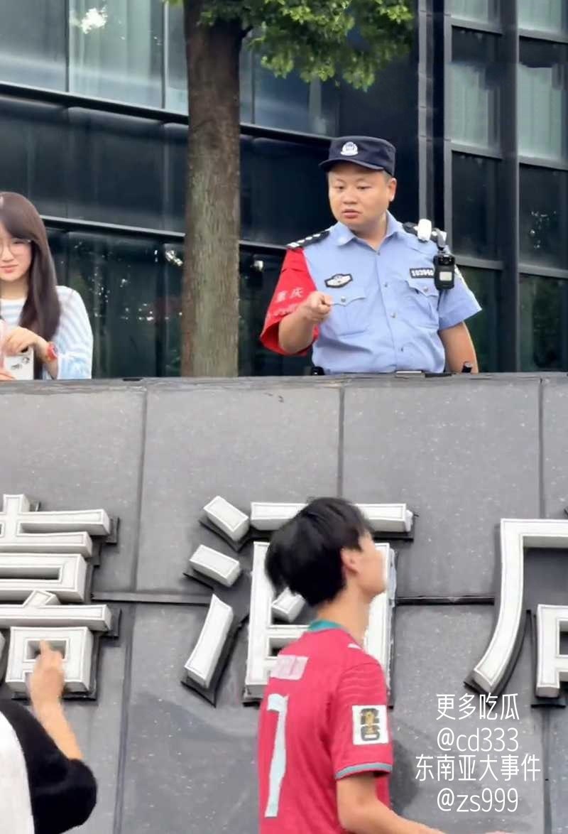 时代峰峻版权纠纷升级引发重庆线下冲突粉丝与路人发生激烈肢体碰撞