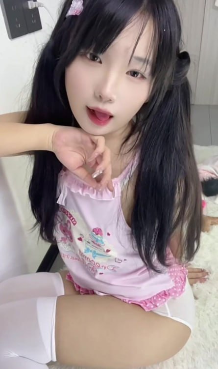 每日大赛 软糯萝莉风博主深夜发布白丝翘臀扭动视频展现极度反差诱惑