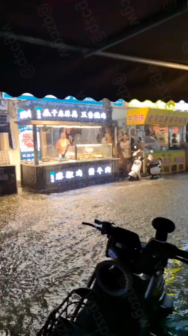 西安遭遇强对流暴雨引发严重内涝金花隧道被淹多路段积水深及膝盖
